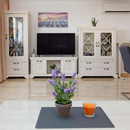 Modern 2-Bed Apt, Late Check In Available Split Exterior foto