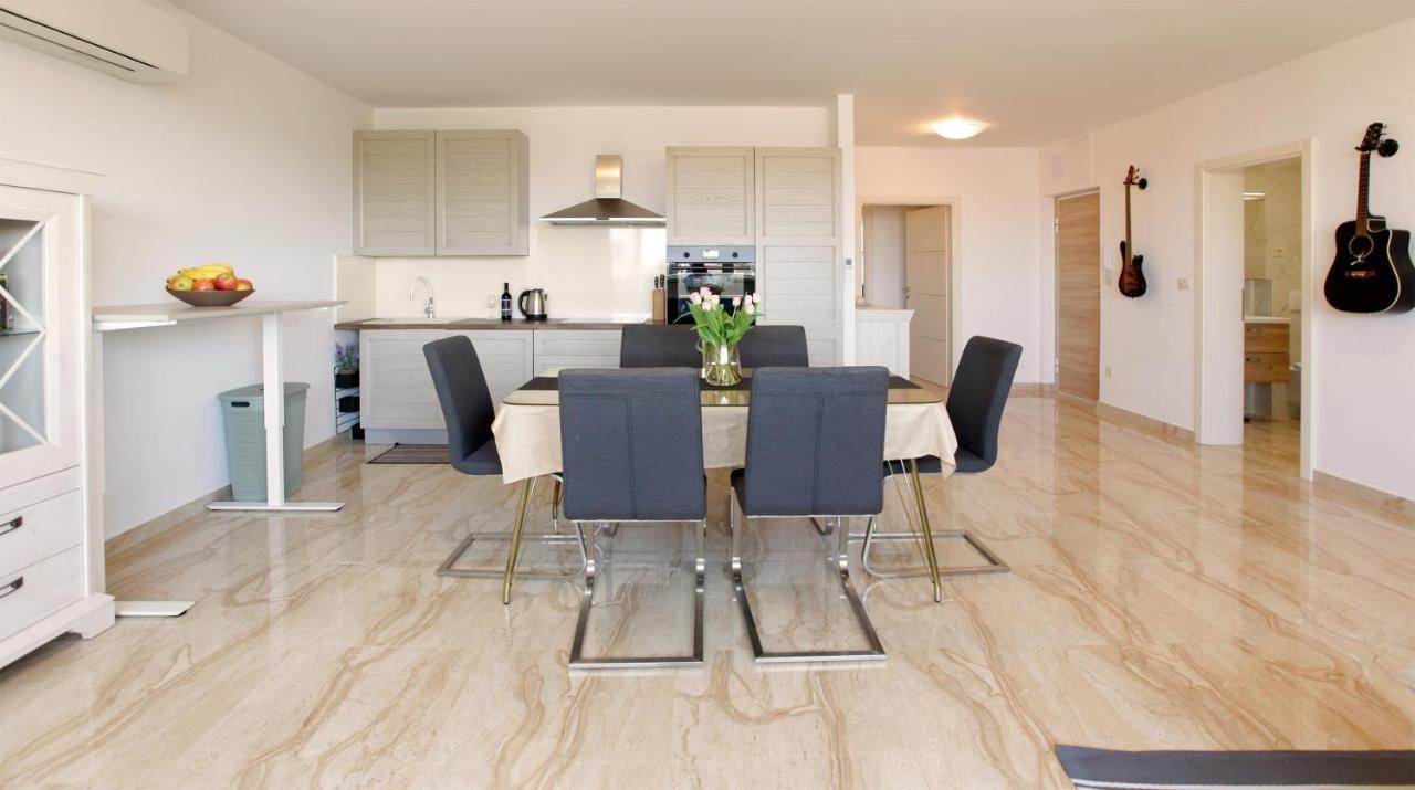 Modern 2-Bed Apt, Late Check In Available Split Exterior foto