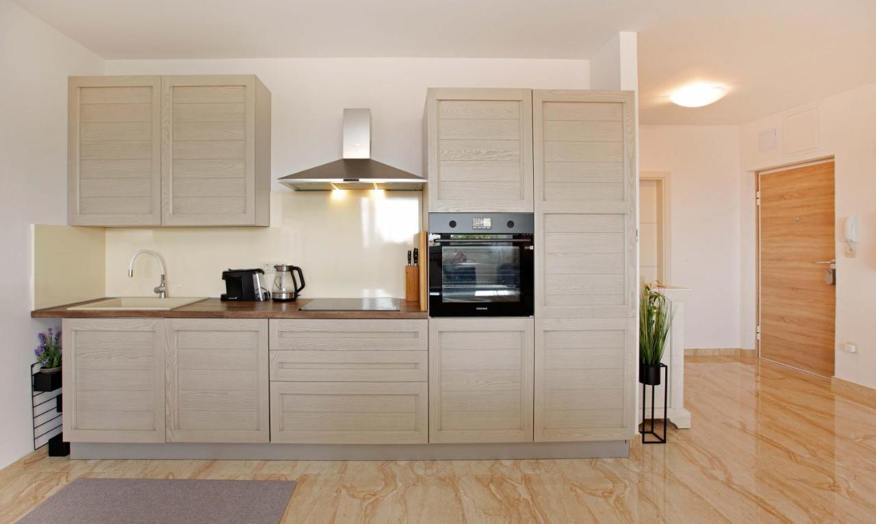 Modern 2-Bed Apt, Late Check In Available Split Exterior foto