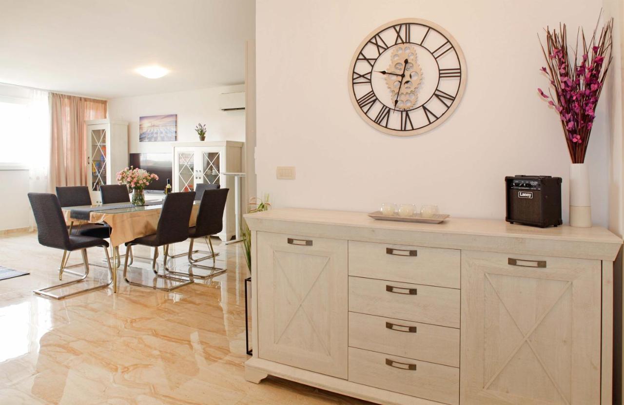 Modern 2-Bed Apt, Late Check In Available Split Exterior foto