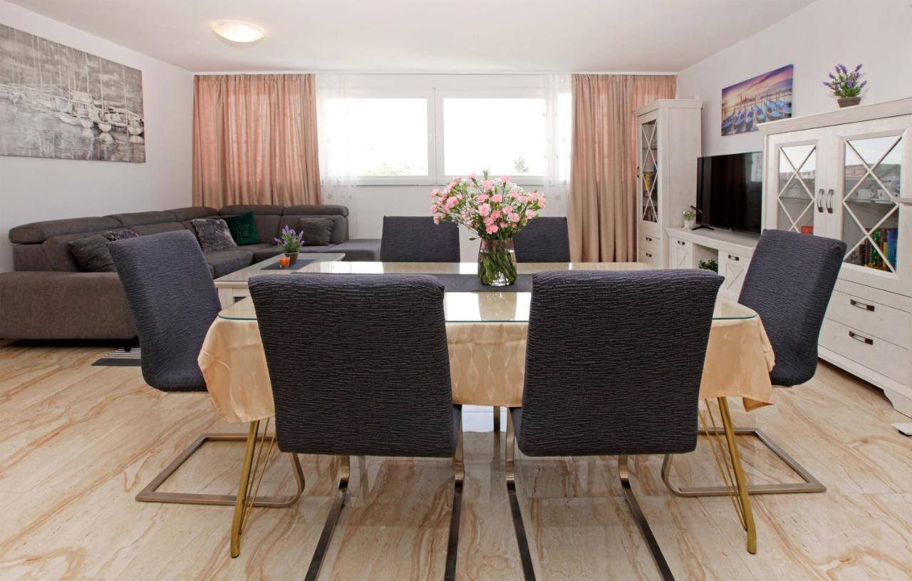Modern 2-Bed Apt, Late Check In Available Split Exterior foto