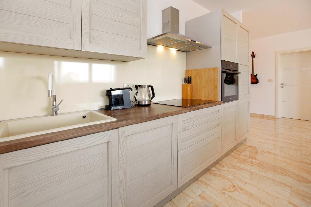 Modern 2-Bed Apt, Late Check In Available Split Exterior foto